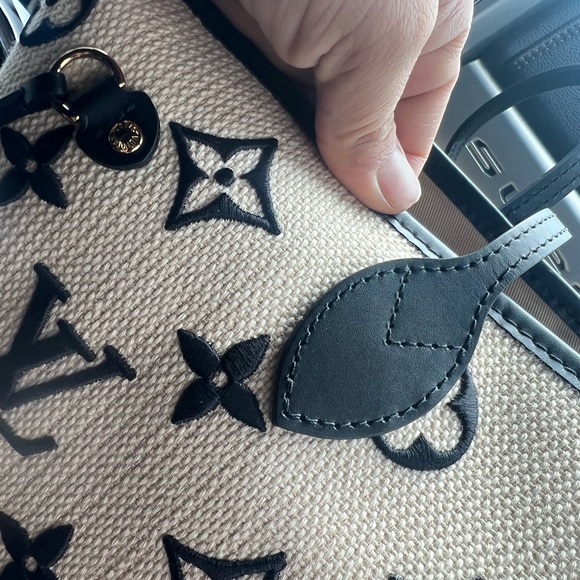 Louis Vuitton Neverful Beige Tote - Picture 7 of 14